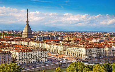 Stadtansicht von Turin mit Mole Antonelliana und Wolken am Himmel